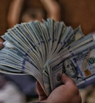 ¿Cómo Se Obtiene el Tipo de Cambio de dólares a pesos? El tipo de cambio del dólar a peso mexicano se calcula con base en múltiples factores económicos y fuentes oficiales, incluyendo: