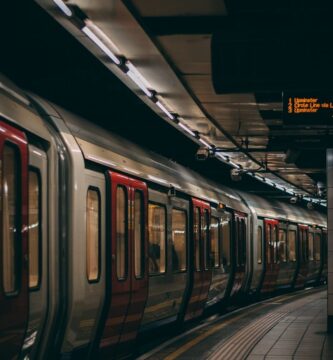 train station A qué hora abre el metro