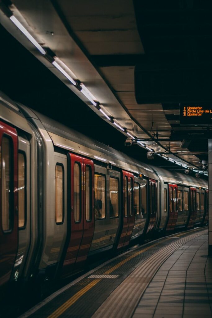 train station A qué hora abre el metro